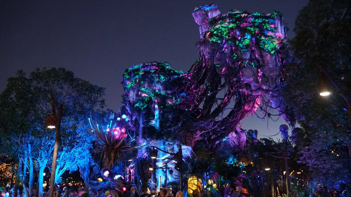 Pandora à noite — A paisagem bioluminescente da área de Avatar.