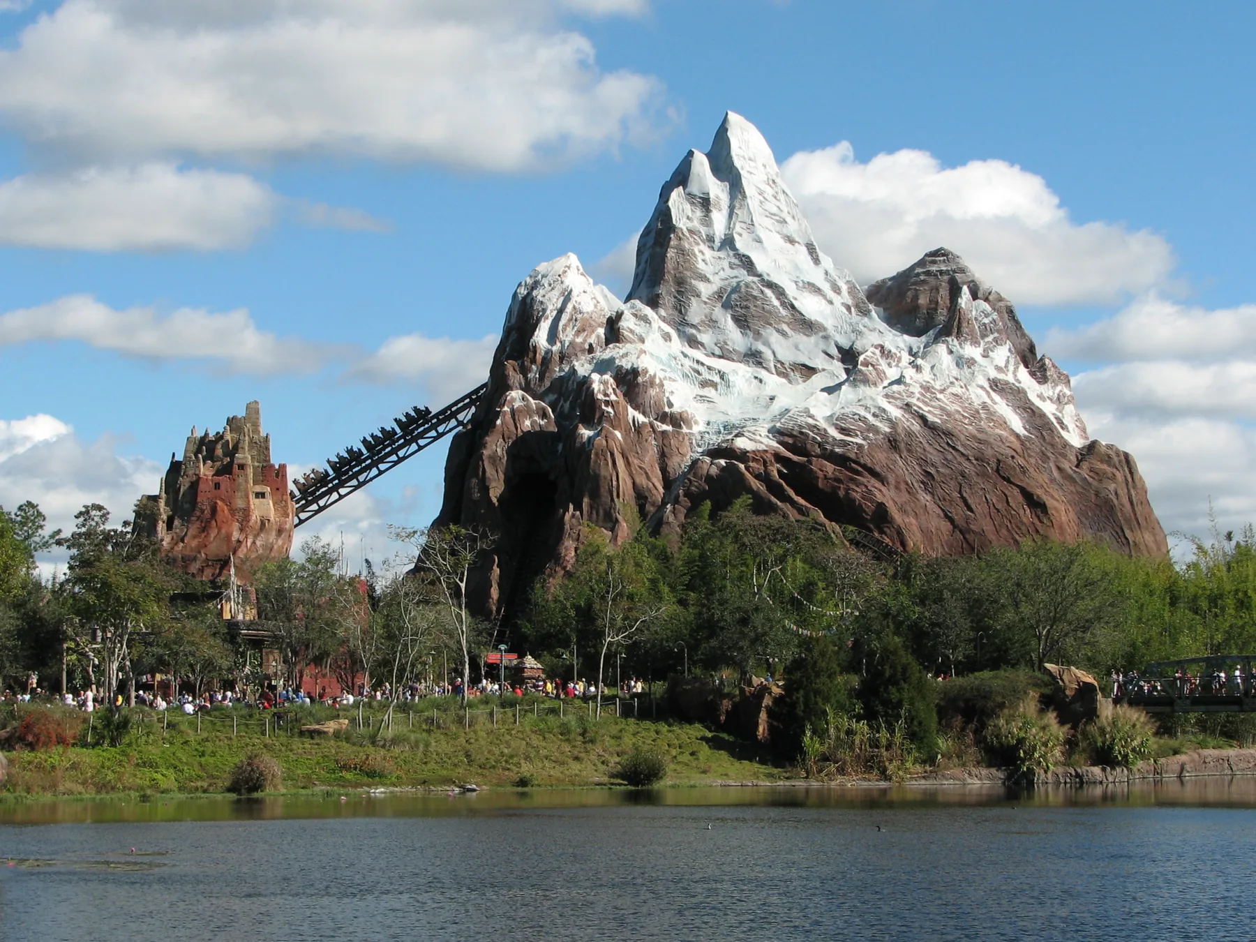 Expedition Everest — A montanha e a ferrovia ajudam a visualizar o porte da atração.