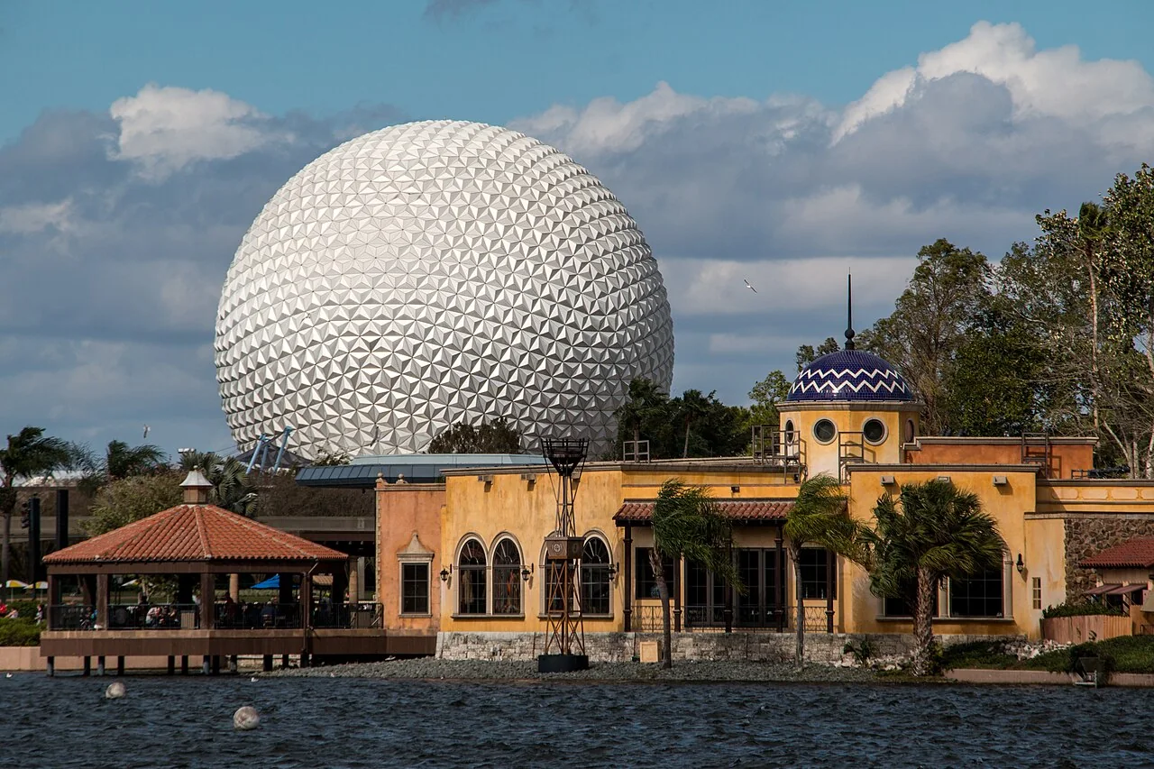 World Showcase — Arquitetura e paisagens ao redor da lagoa.