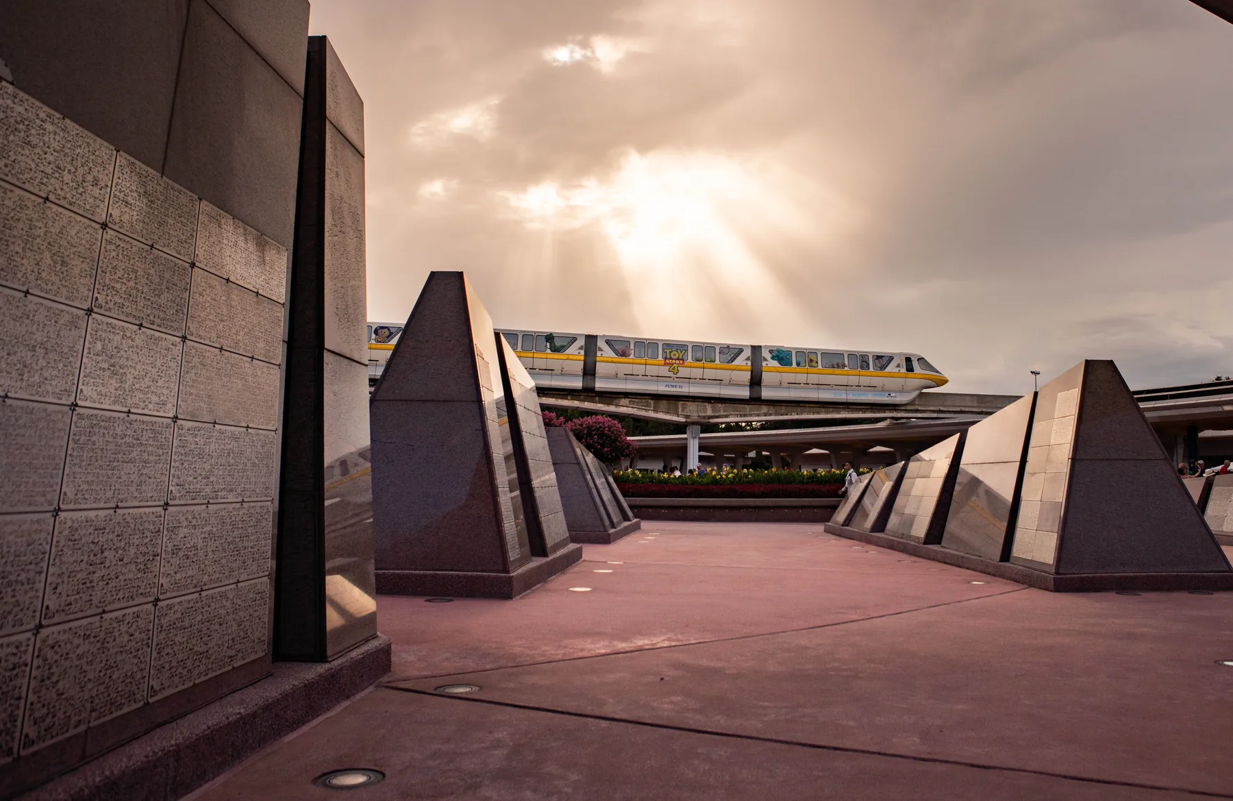 Monorail no EPCOT — Uma das imagens que ajudam a entender a escala e a circulação do complexo.