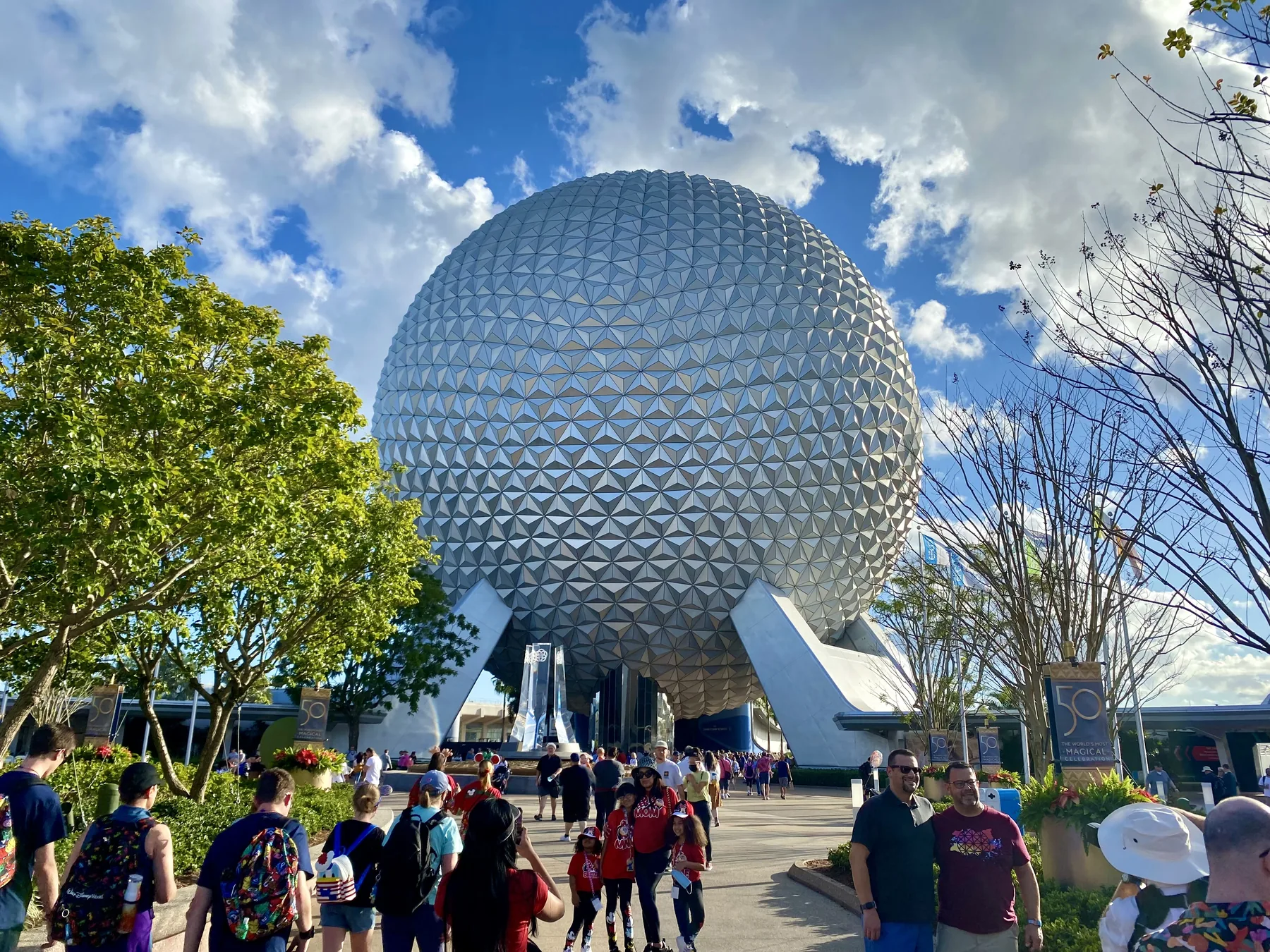 Praça de entrada e Spaceship Earth — A chegada ao parque com a esfera em destaque.