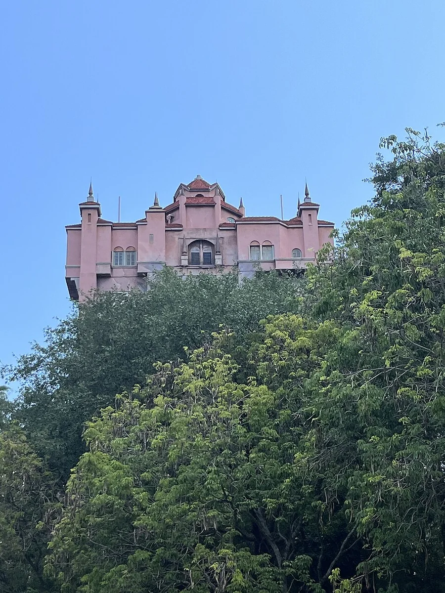 Tower of Terror — Um dos marcos visuais de Sunset Boulevard.