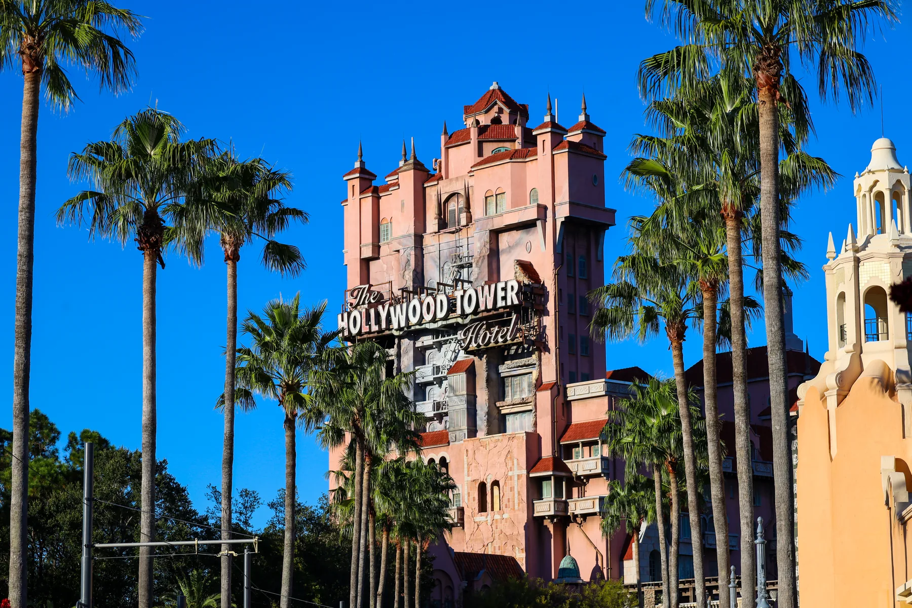 The Twilight Zone Tower of Terror — Uma fotografia recente da atração e de sua ambientação.
