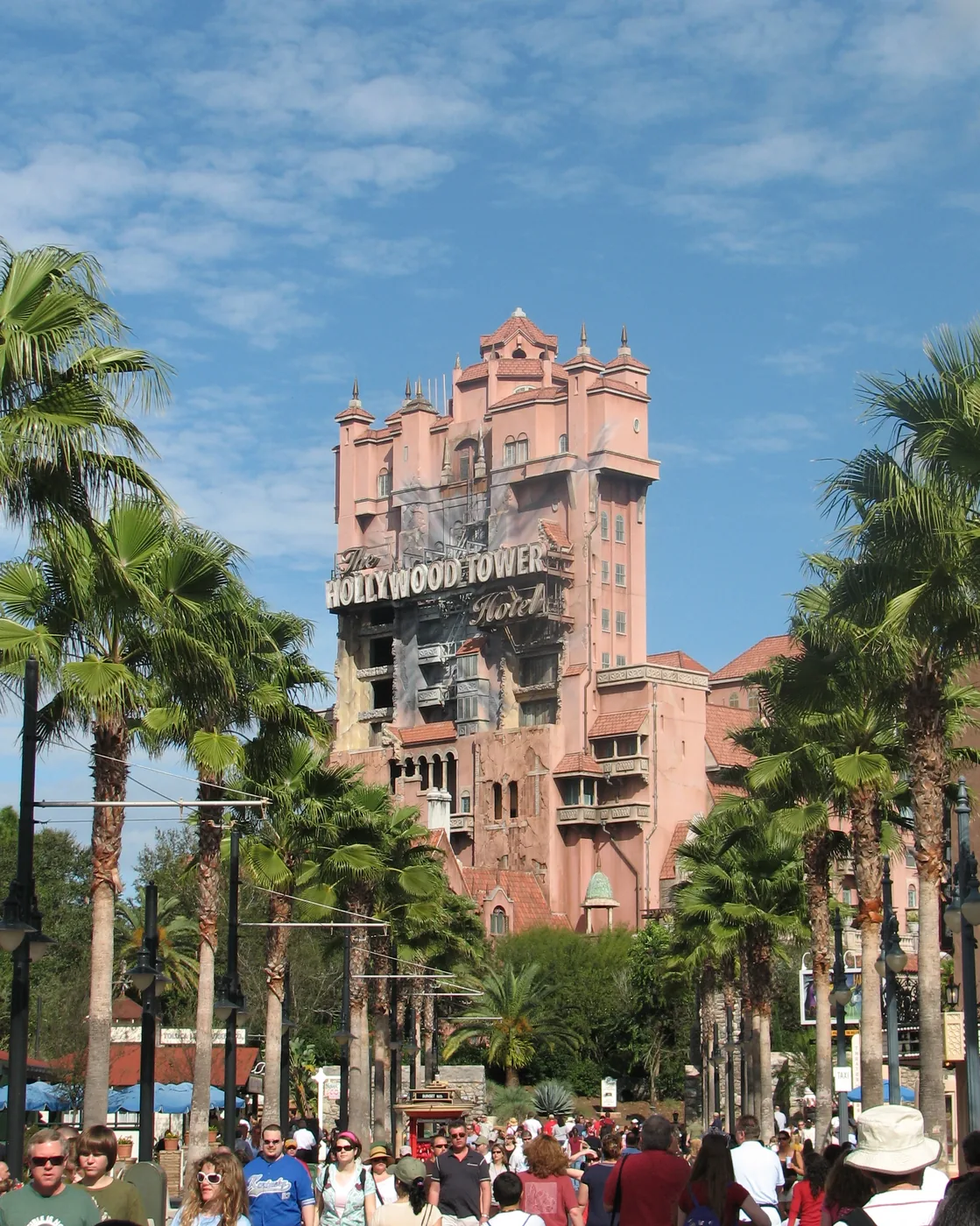 Sunset Boulevard e Hollywood Tower Hotel — A perspectiva clássica da avenida em direção ao hotel.