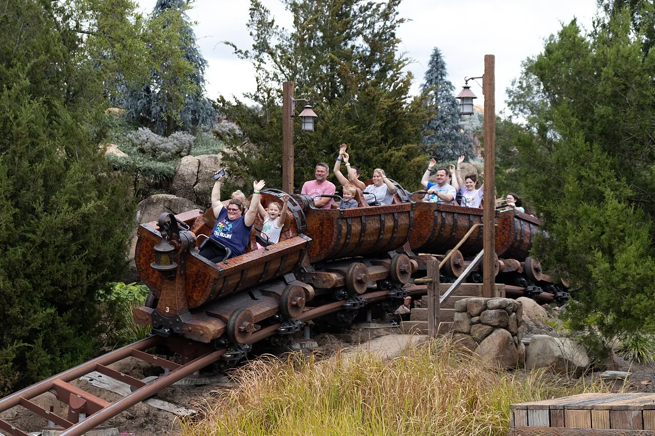 Seven Dwarfs Mine Train — Uma das montanhas-russas familiares mais procuradas.