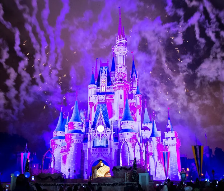 Fogos sobre o Castelo da Cinderela — Um registro noturno que ajuda a imaginar o encerramento do dia.