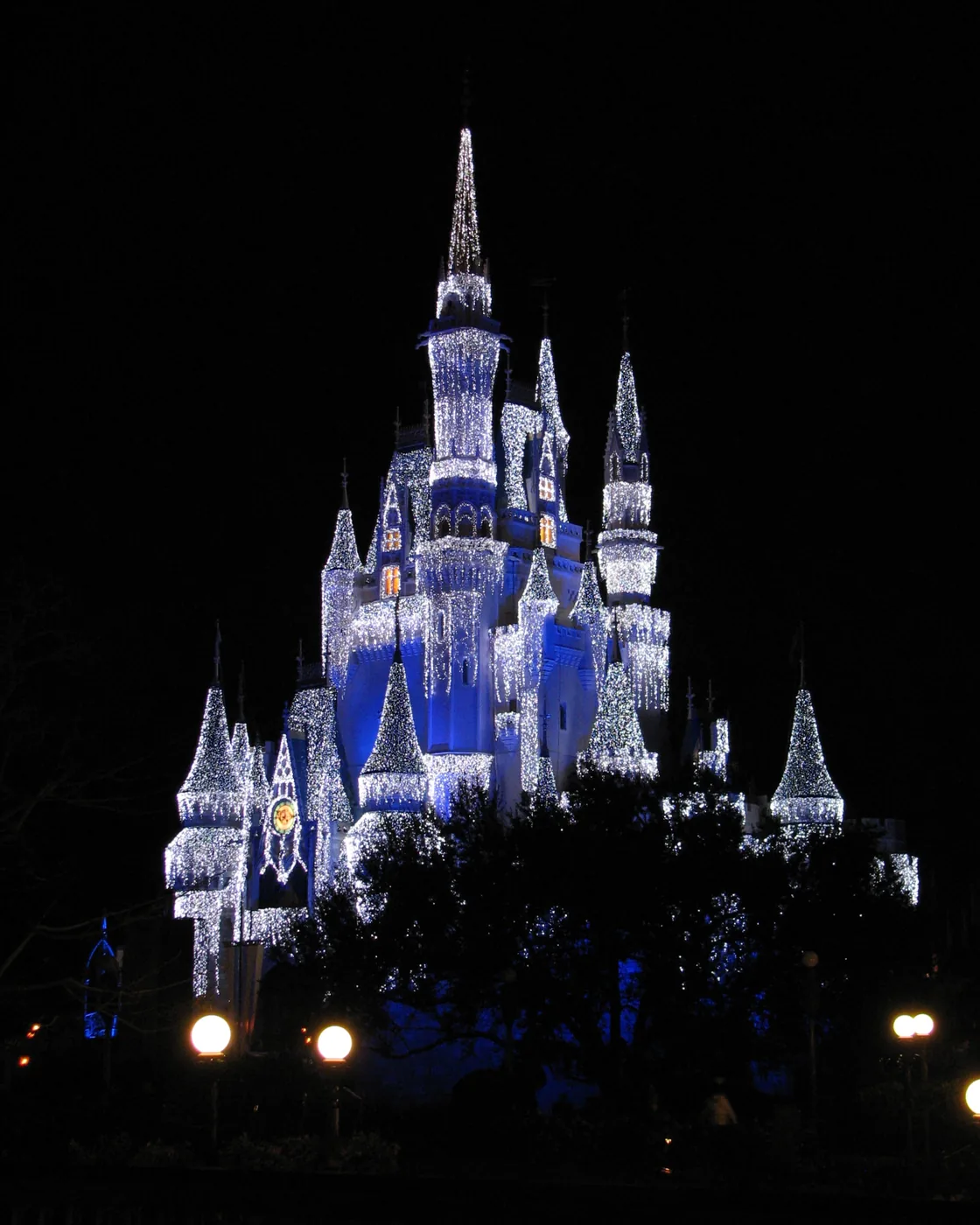Castelo iluminado no Natal — Referência visual de uma decoração natalina histórica; a decoração de 2031 deverá ser conferida.