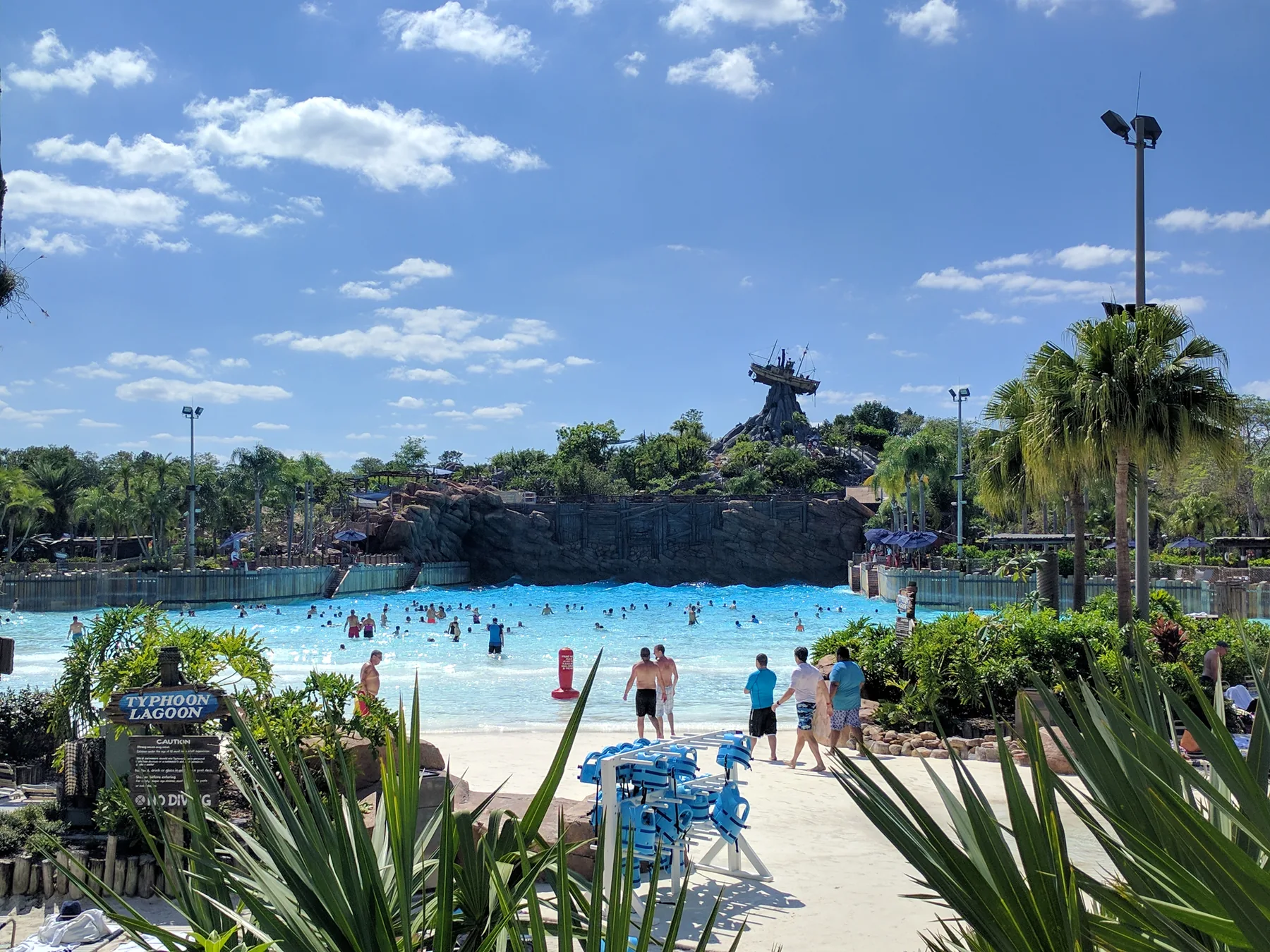 Piscina de ondas — Uma visão ampla da área central e da piscina de ondas.